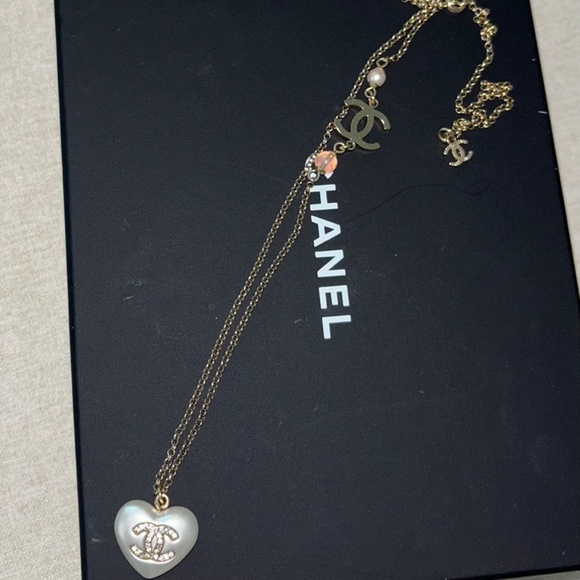 Authentic Chanel White/Gold Tone Pearl Heart Shaped Drop Necklace - Picture 3 of 8